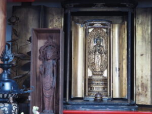 無量院：観音堂内に安置されている聖観世音菩薩菩薩像の写真です。