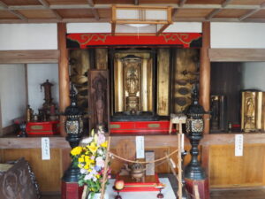 無量院：観音堂須弥壇の写真です。