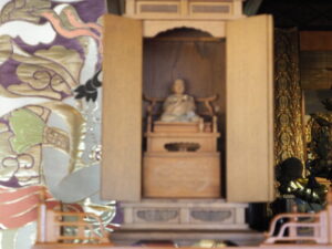 無量院：本堂の須弥壇の写真です。