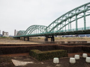 右岸上流から臨む中橋の写真です。