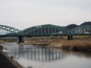 川面に映る中橋の写真です。