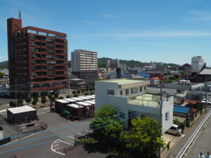 足利中橋架け替え工事：3連アーチ・歩行者・自転車専用橋の開通セレモニー：高所作業車乗車体験の写真です。