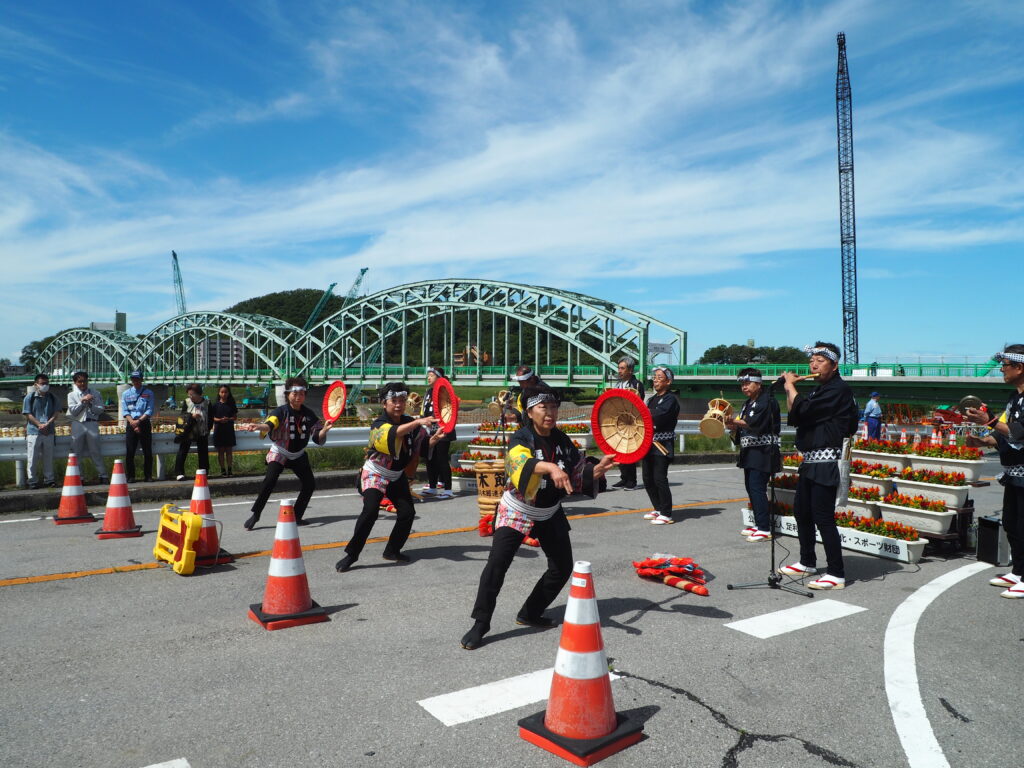 足利中橋架け替え工事:3連アーチ・歩行者・自転車専用橋の開通セレモニーの写真です。