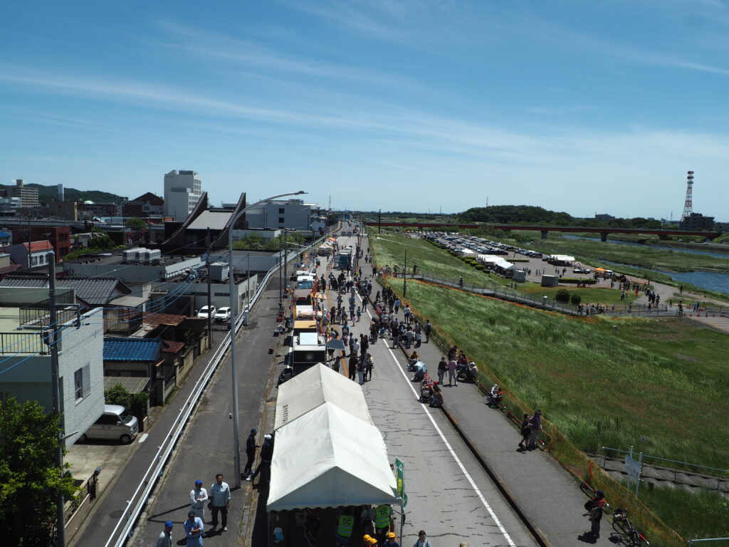 足利中橋架け替え工事:3連アーチ・歩行者・自転車専用橋の開通セレモニー:高所作業車乗車体験の写真です。