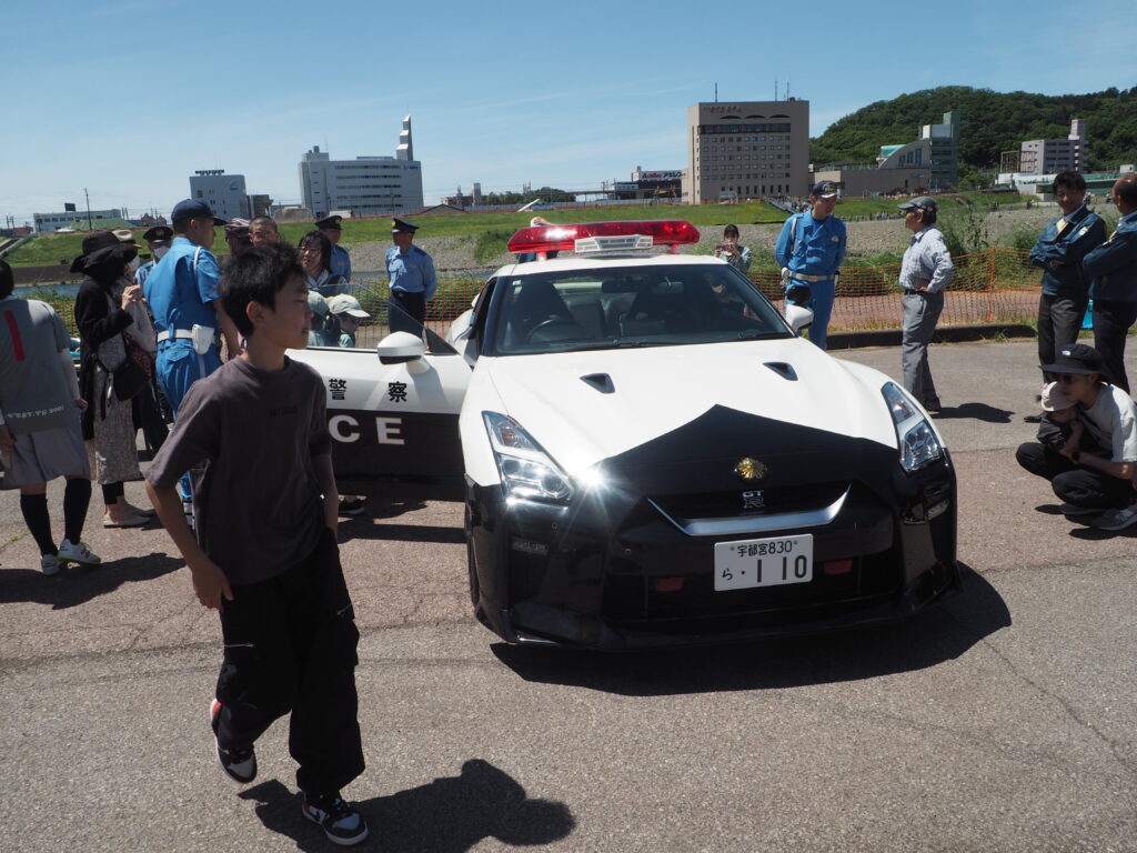 足利中橋架け替え工事:3連アーチ・歩行者・自転車専用橋の開通セレモニー:警察車両等展示の写真です。
