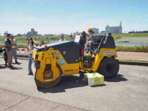 足利中橋架け替え工事：3連アーチ・歩行者・自転車専用橋の開通セレモニー：警察車両等展示の写真です。