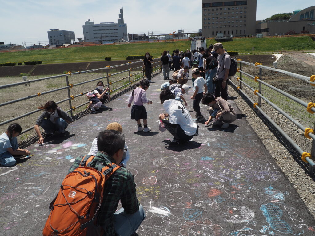 足利中橋架け替え工事:3連アーチ・歩行者・自転車専用橋の開通セレモニー:お絵描きイベントの写真です。