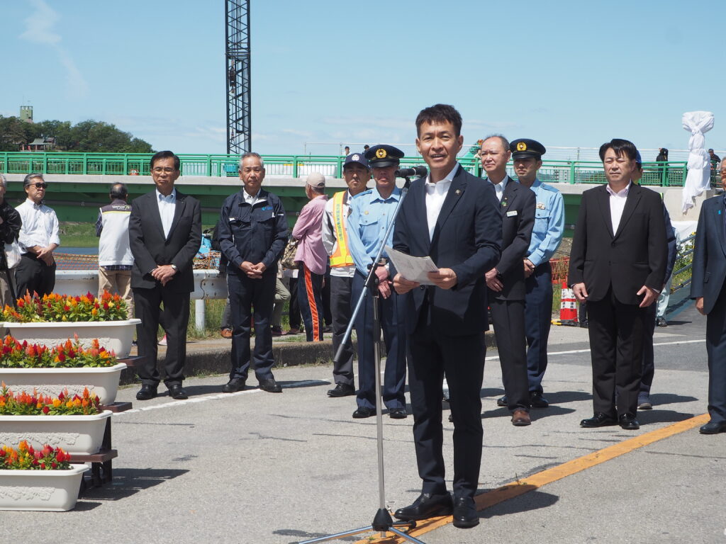 足利中橋架け替え工事:3連アーチ・歩行者・自転車専用橋の開通セレモニー:足利市長の写真です。