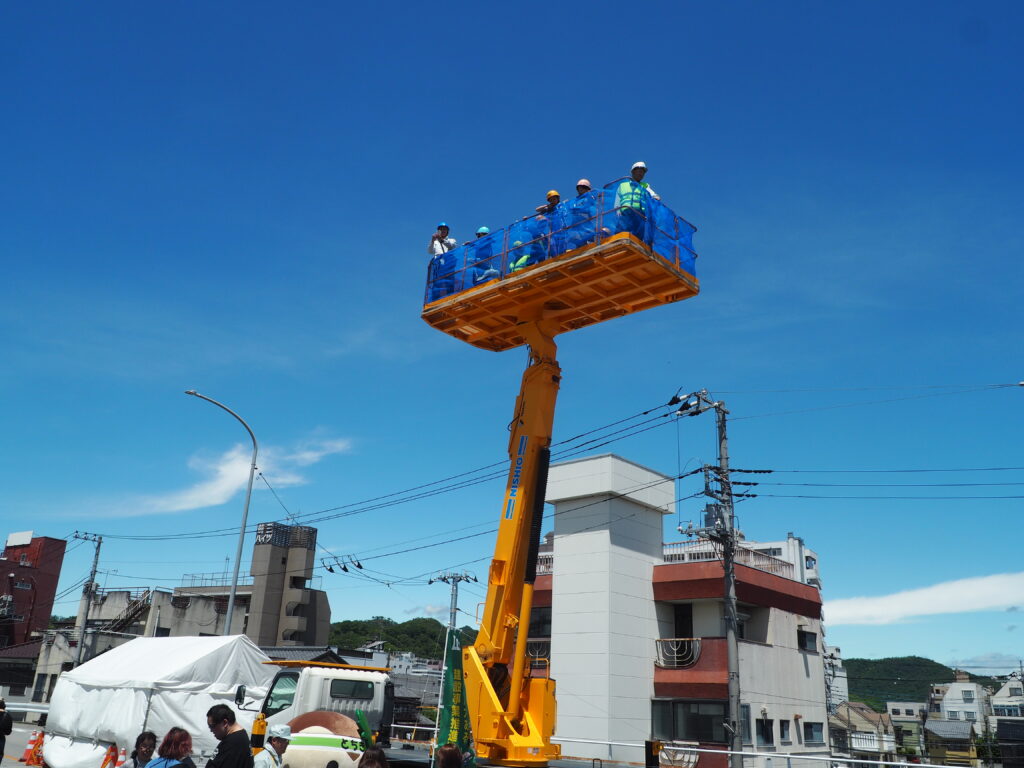足利中橋架け替え工事:3連アーチ・歩行者・自転車専用橋の開通セレモニー:高所作業車乗車体験の写真です。