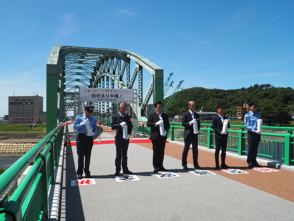 足利中橋架け替え工事:3連アーチ・歩行者・自転車専用橋の開通セレモニー:交通安全祈願の写真です。