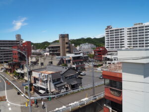 足利中橋架け替え工事：3連アーチ・歩行者・自転車専用橋の開通セレモニー：高所作業車乗車体験の写真です。