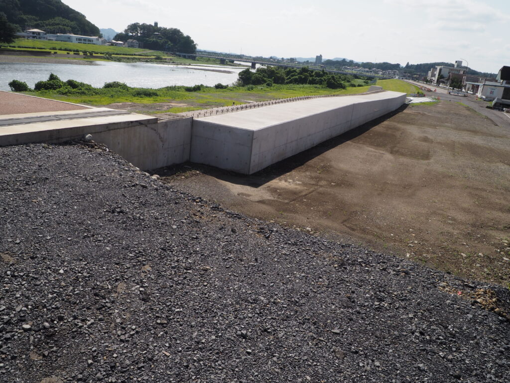 足利中橋架け替え工事:豪雨後の渡良瀬川の写真です。