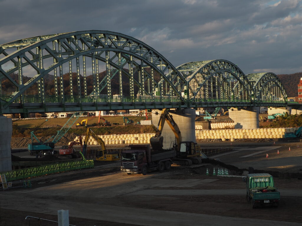 足利中橋架け替え工事・橋脚・橋台建設の写真です。