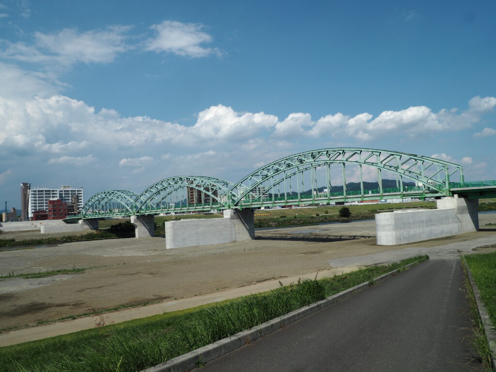 中橋上流側・渡良瀬川右岸サイクリングロードから臨む写真です。