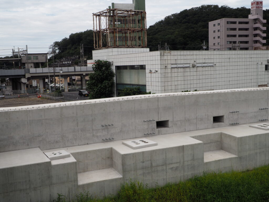 足利中橋架け替え工事:中橋北側(渡良瀬川右岸)の嵩上げされた橋脚の写真です。