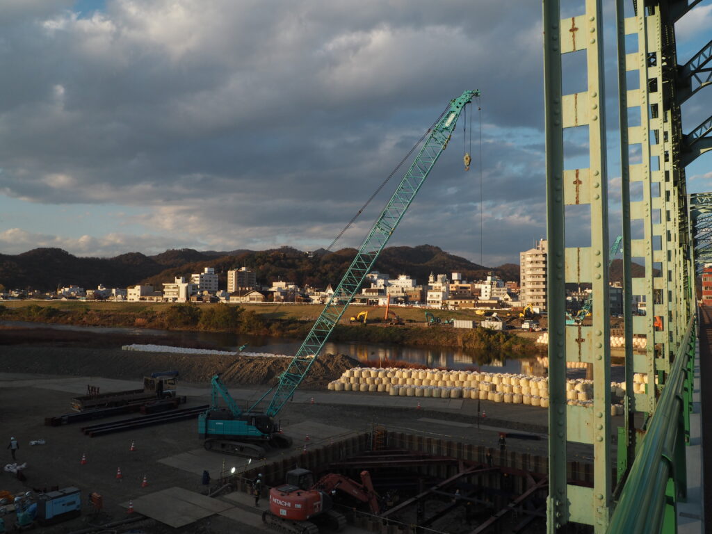 足利中橋架け替え工事・橋脚・橋台建設の写真です。