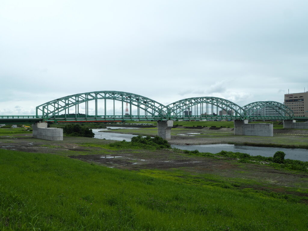 足利中橋架け替え工事:渡良瀬川左岸上流から臨む中橋の写真です。