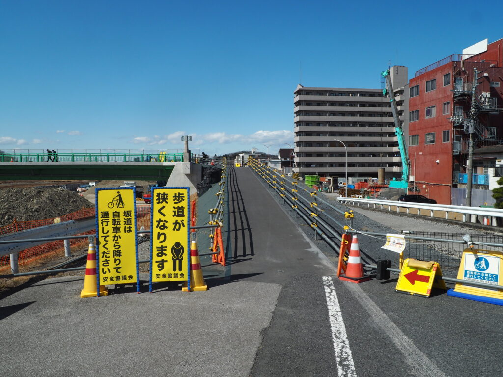 足利中橋架け替え工事:工事の案内と協力願いの看板の写真です。