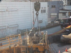 中橋架け替え工事・橋脚建設の写真です。