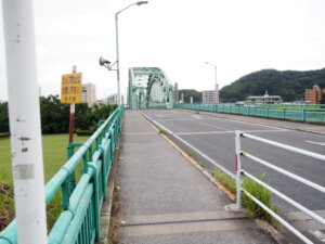 中橋の歩道の写真です。