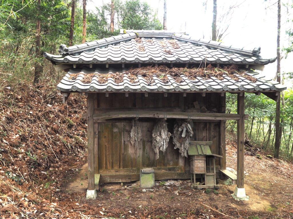 子の権現：奉納された草鞋の写真です。