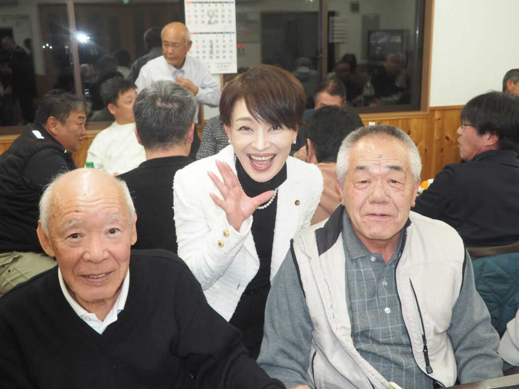 西荒井町自治会新年会の写真です。