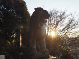 初日の出と狛犬の写真です。