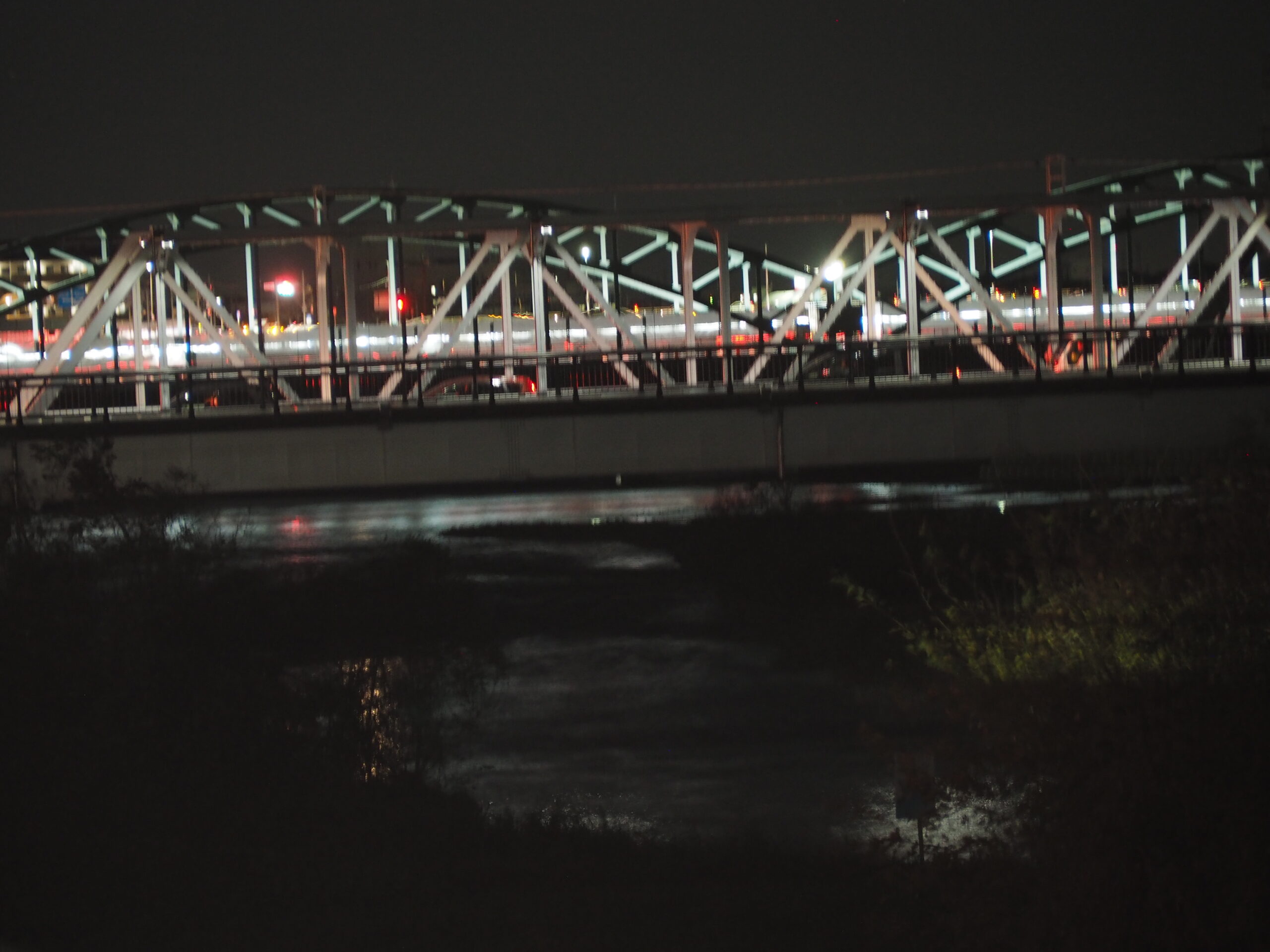 スマホホルダーから臨む橋の夜景の写真です。