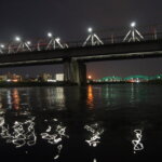 渡良瀬橋と中橋と十五夜の月の写真です。