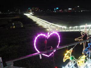 足利中橋自転車・歩行者仮設通路の夜景の写真です。