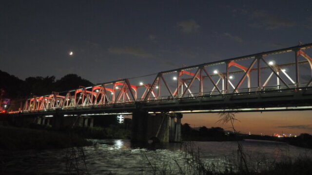 渡良瀬橋と月の写真です。