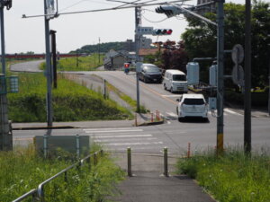 堤防から見た足利市駅北交差点の写真です。