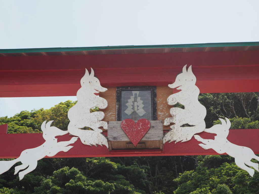鳥居の上の賽銭箱:山口県長門市にある元乃隅神社の鳥居の写真です。