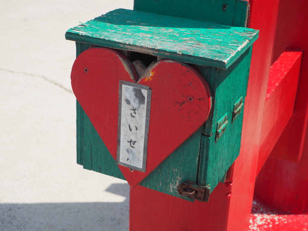 鳥居の下の賽銭箱の鳥居の写真です。