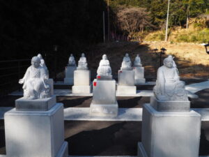 女坂公園の五百羅漢像の写真です。