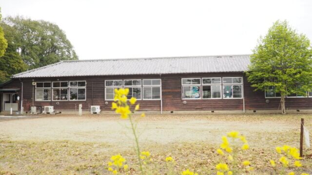 校庭から見た大久保分校の校舎の写真です。