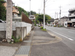 男浅間山参道入り口から、女浅間山へ向かう道の写真です。