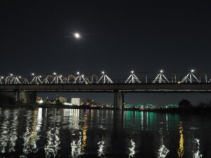 月と渡良瀬橋の写真です。