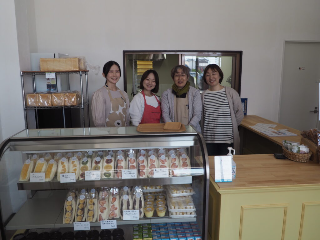 まいにちしあわせ:開店当日の写真です。