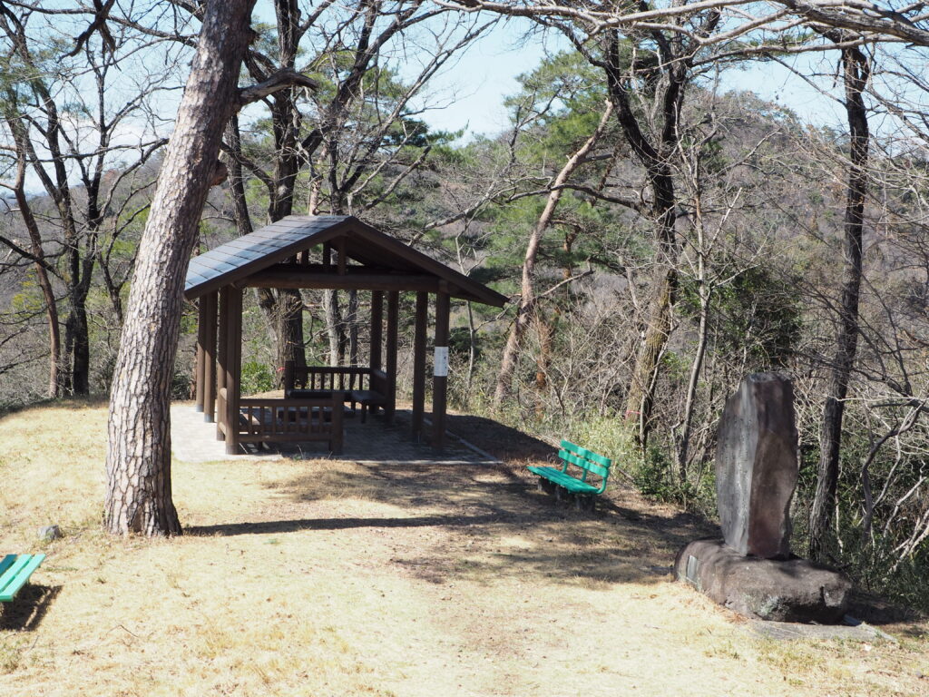 足利の文学碑:織姫公園の東屋の写真です。
