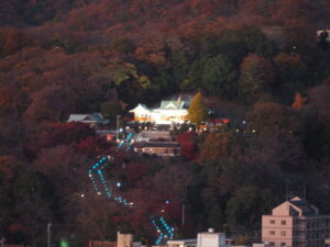 浅間山から見る織姫神社の写真です。