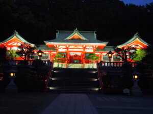 織姫神社社殿のライトアップの写真です。