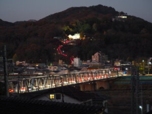 浅間山から見る渡良瀬橋と織姫神社の写真です。