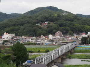 織姫神社と渡良瀬橋の写真です。