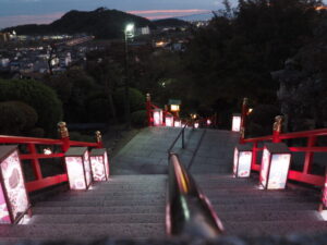 足利織姫神社境内から臨む街灯りの写真です。