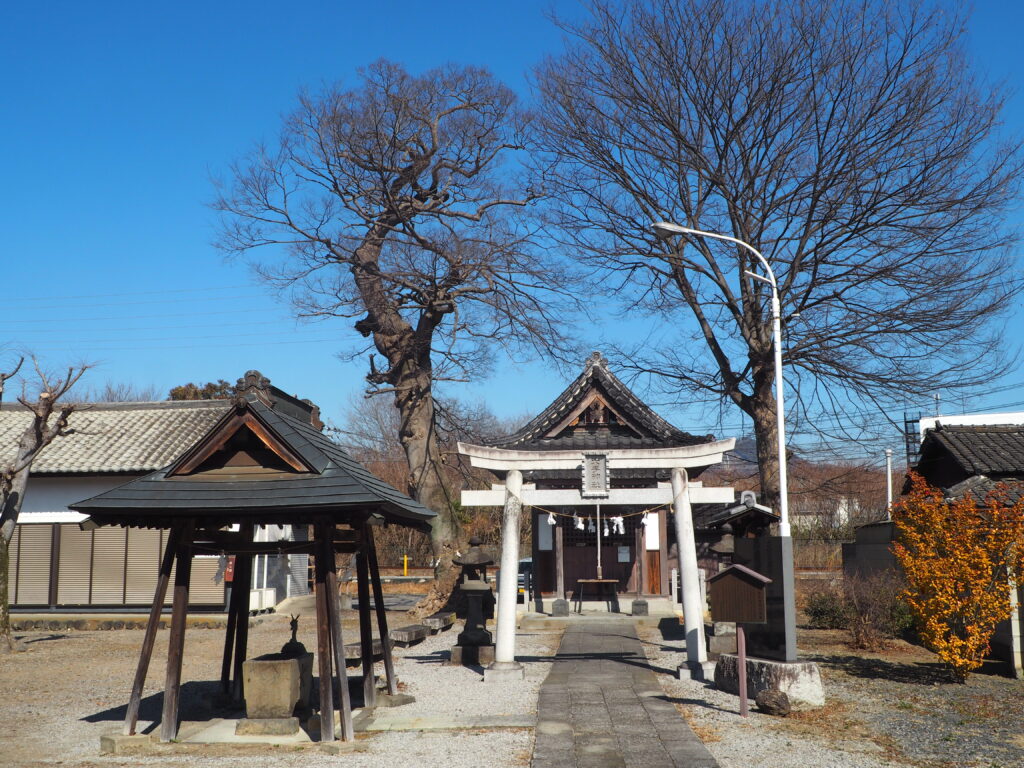 大手神社：社殿前の二の鳥居と手水舎の写真です。