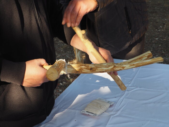 御筒粥を支える支柱の準備の写真です。