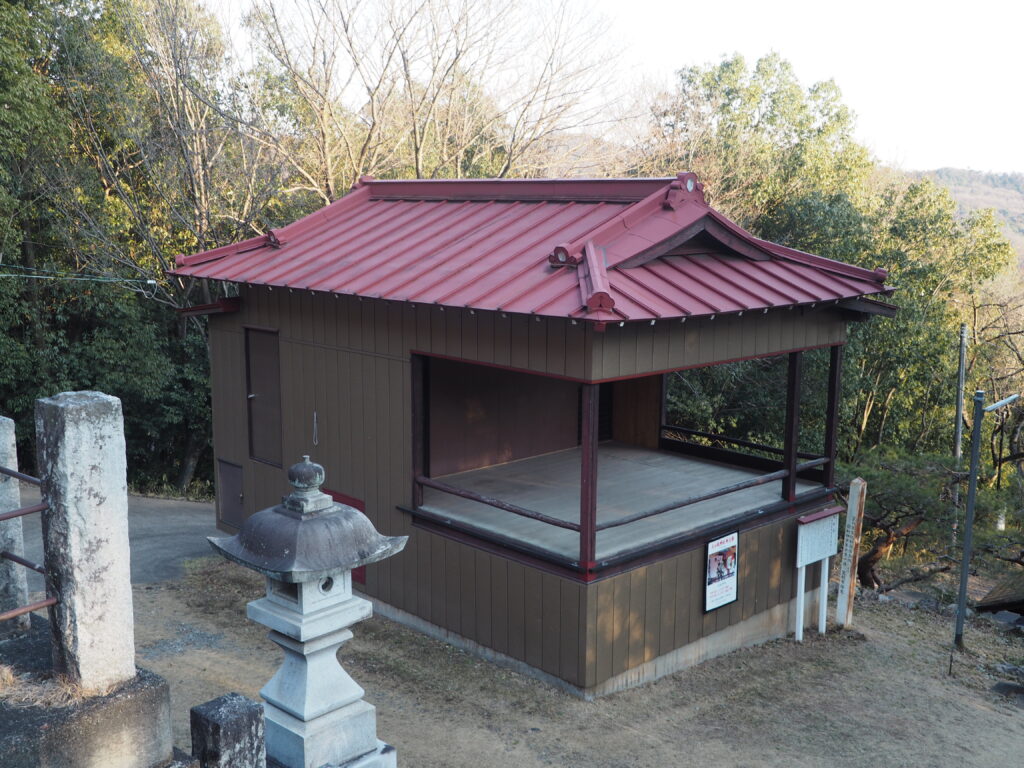 大山祇神社：拝殿から見る神楽殿の写真です
