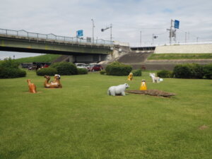 公園から見た緑橋と駐車場の写真です。