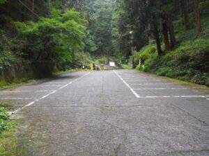 行道山浄因寺入り口の駐車場の写真です。